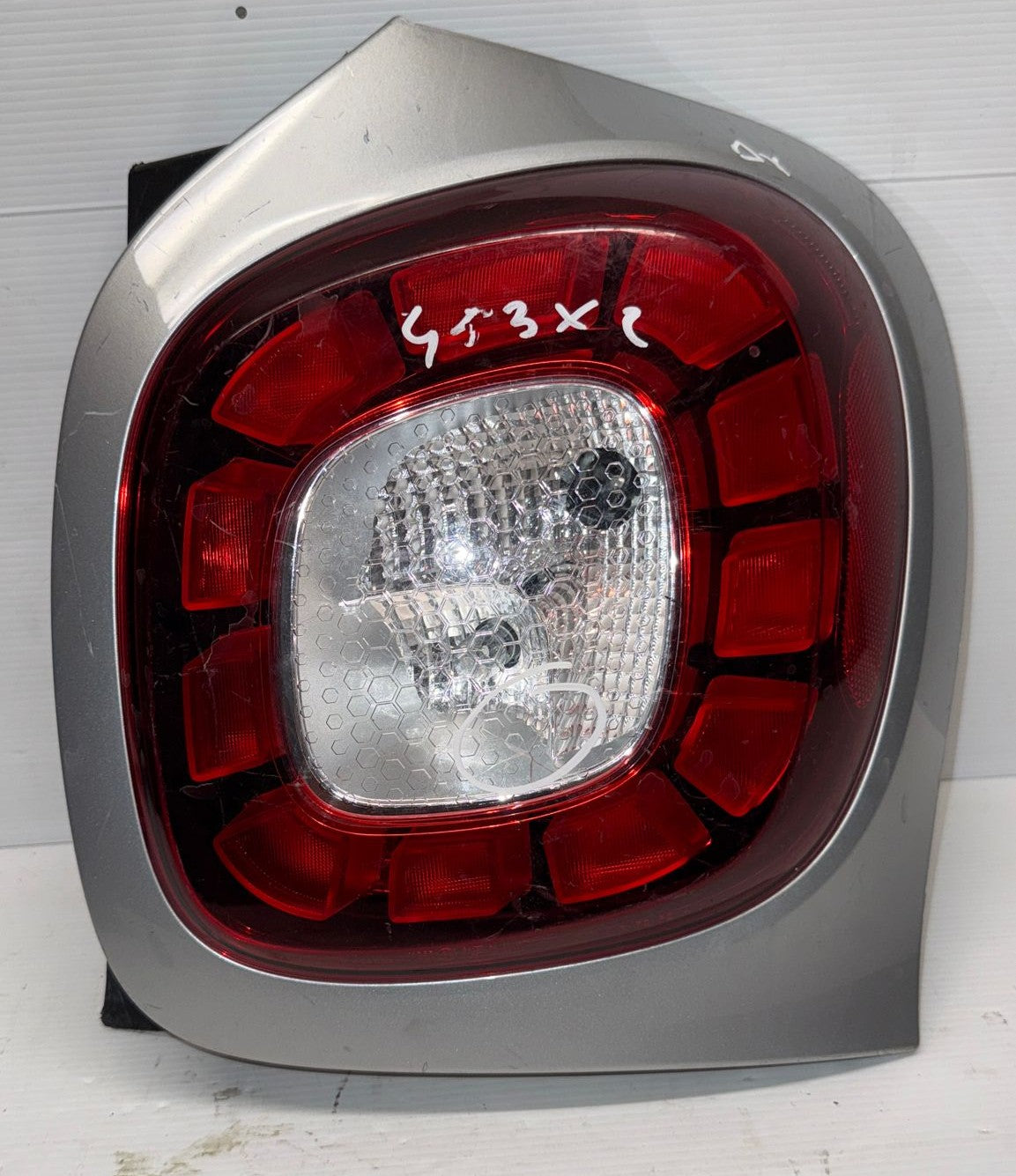 STOP FANALE POSTERIORE DESTRO SMART 453X2(HA UNA PICCOLA CREPA)