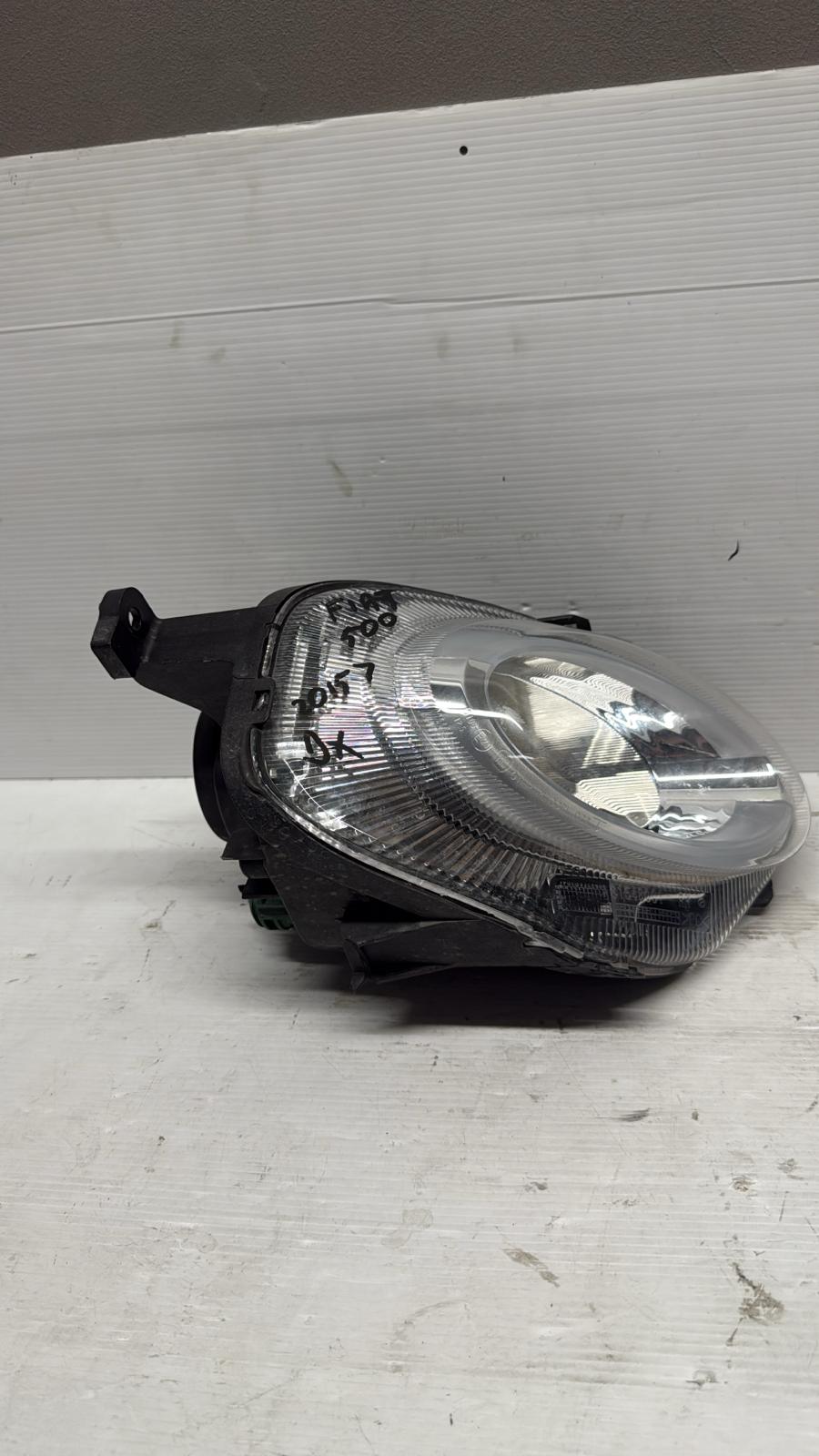 FANALINO FENDINEBBIA LED ANTERIORE DESTRO FIAT 500 2015 (UN GANCIO ROTTO)