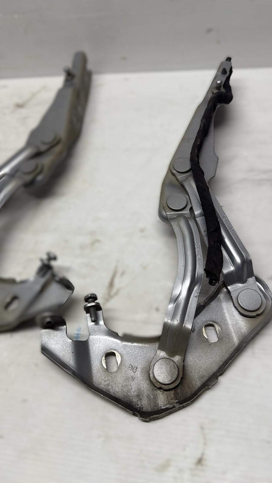 COPPIA CERNIERE COFANO ANTERIORE AUDI A1 2010-2018 8X0823301A,8X0823302A