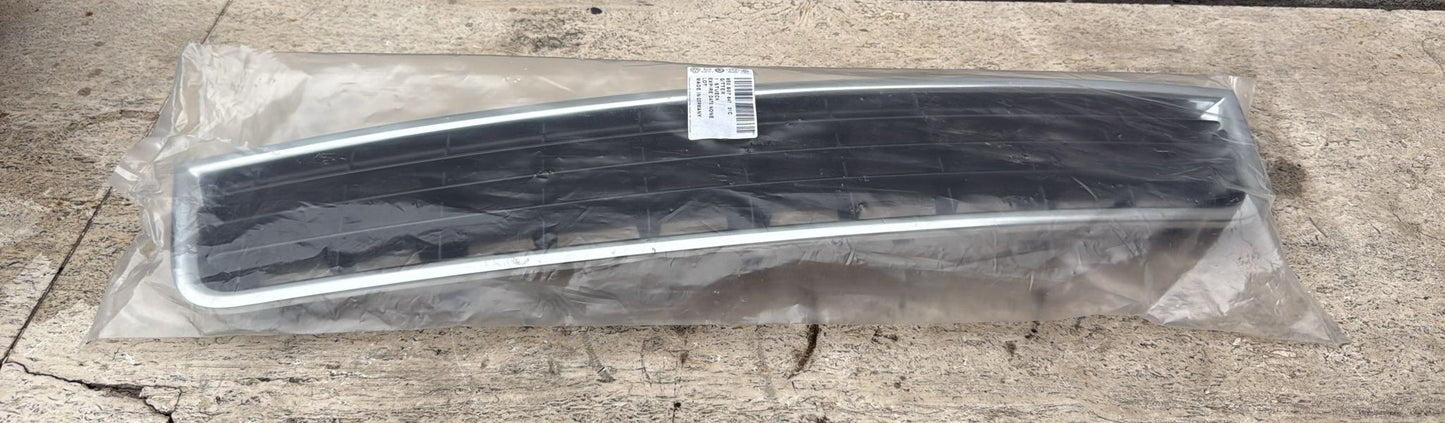 GRIGLIA PARAURTI ANTERIORE ORIGINALE AUDI A4 2000 -2004 COD: 8E0807647 NUOVA