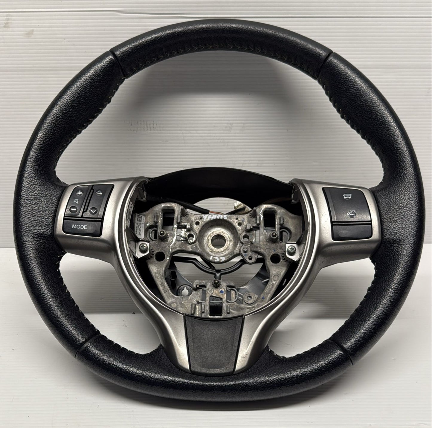 VOLANTE CON COMANDI MULTIFUNZIONE TOYOTA YARIS 2015 ORINALE USATO