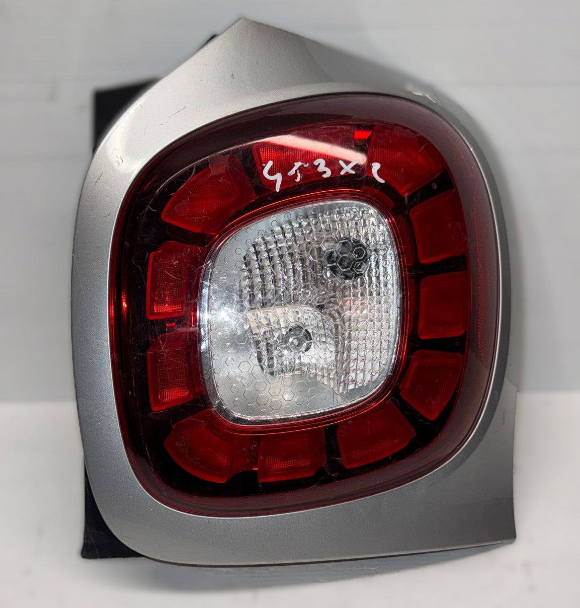 STOP FANALE POSTERIORE DESTRO SMART 453X2(HA UNA PICCOLA CREPA)