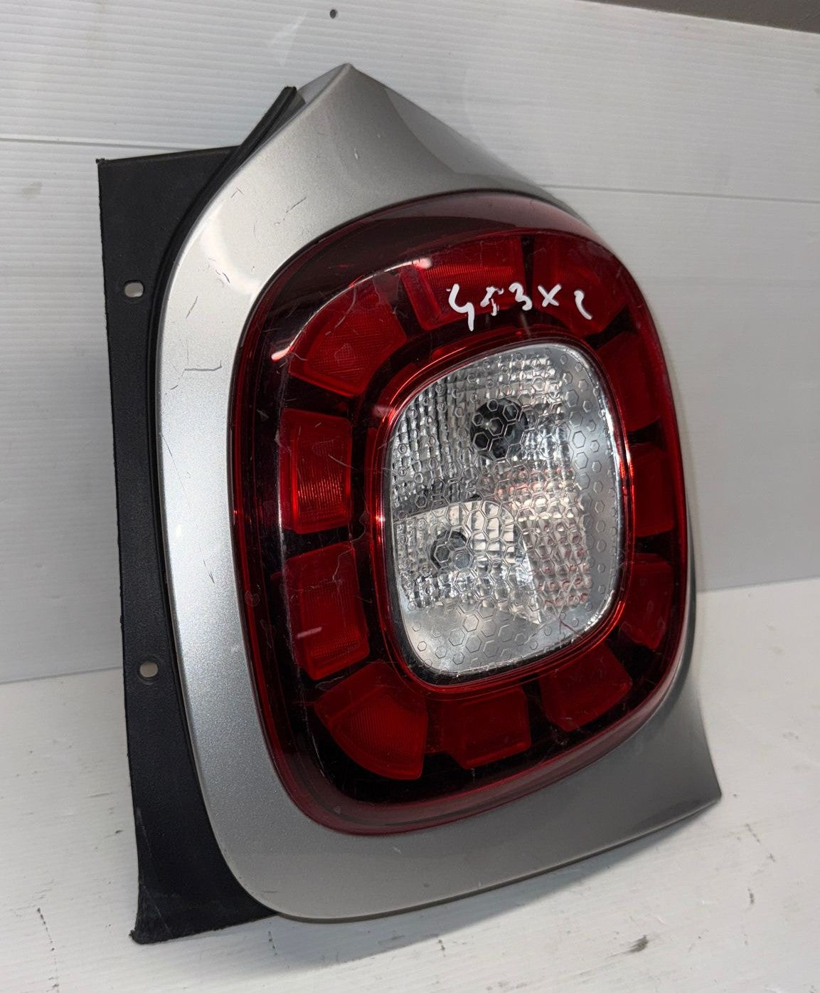 STOP FANALE POSTERIORE DESTRO SMART 453X2(HA UNA PICCOLA CREPA)