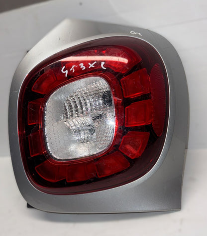 STOP FANALE POSTERIORE DESTRO SMART 453X2(HA UNA PICCOLA CREPA)
