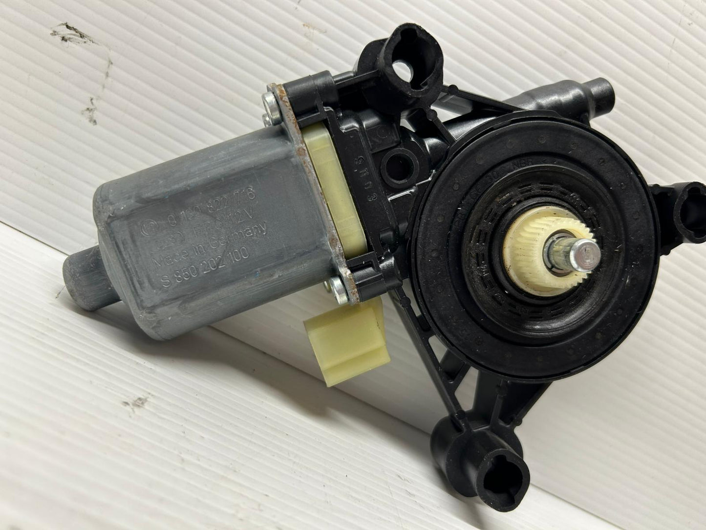 MOTORINO ALZACRISTALLI ANTERIORE DESTRA AUDI A3 CODICE:S850202100