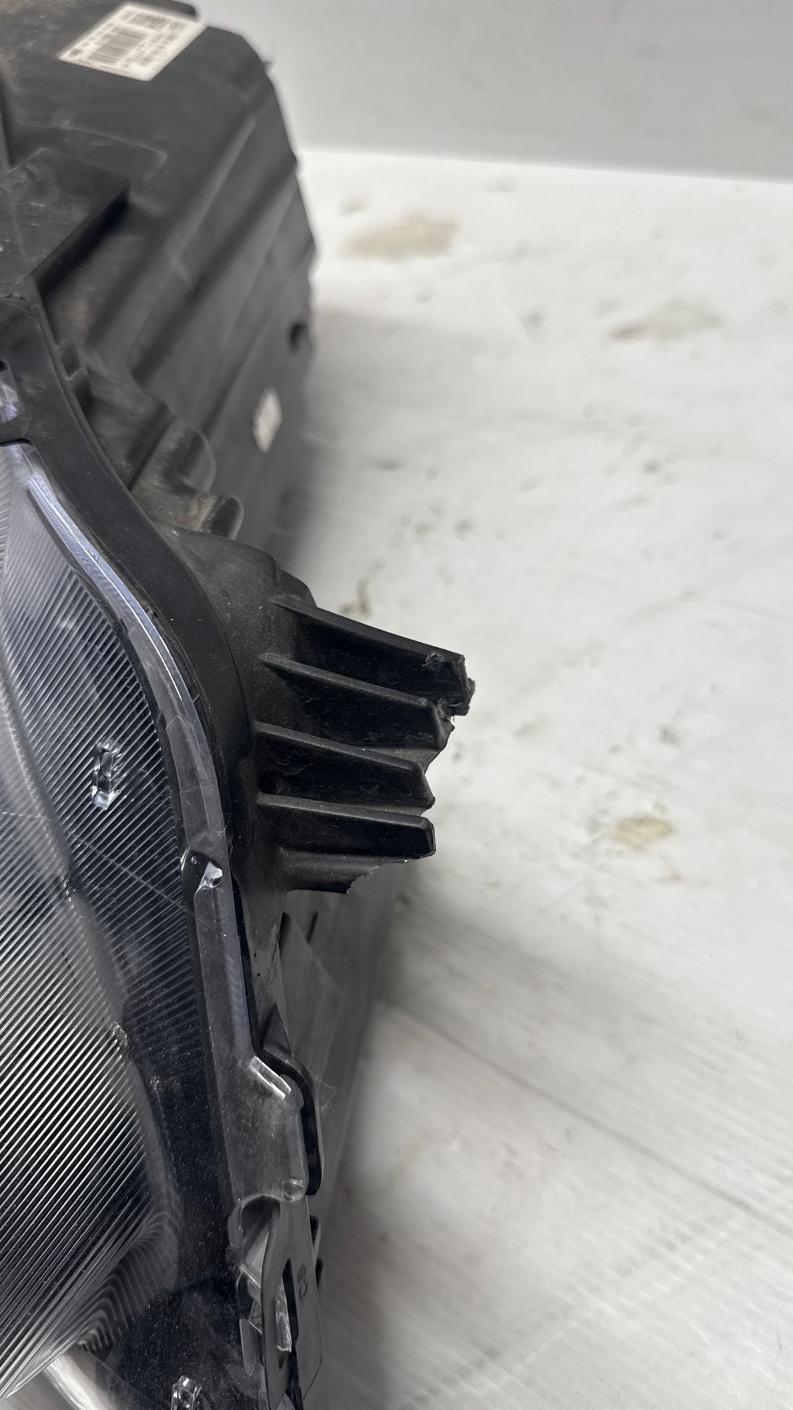 FARO ANTERIORE DESTRO FORD KUGA 2023 LV4B-13E014-CD CON UN GANCIO ROTTO