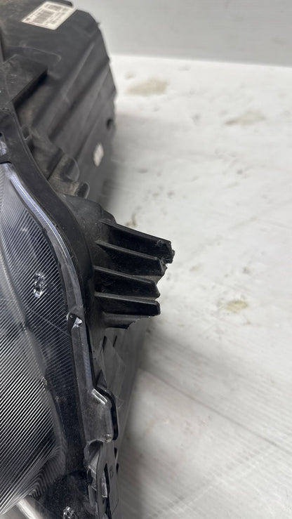 FARO ANTERIORE DESTRO FORD KUGA 2023 LV4B-13E014-CD CON UN GANCIO ROTTO