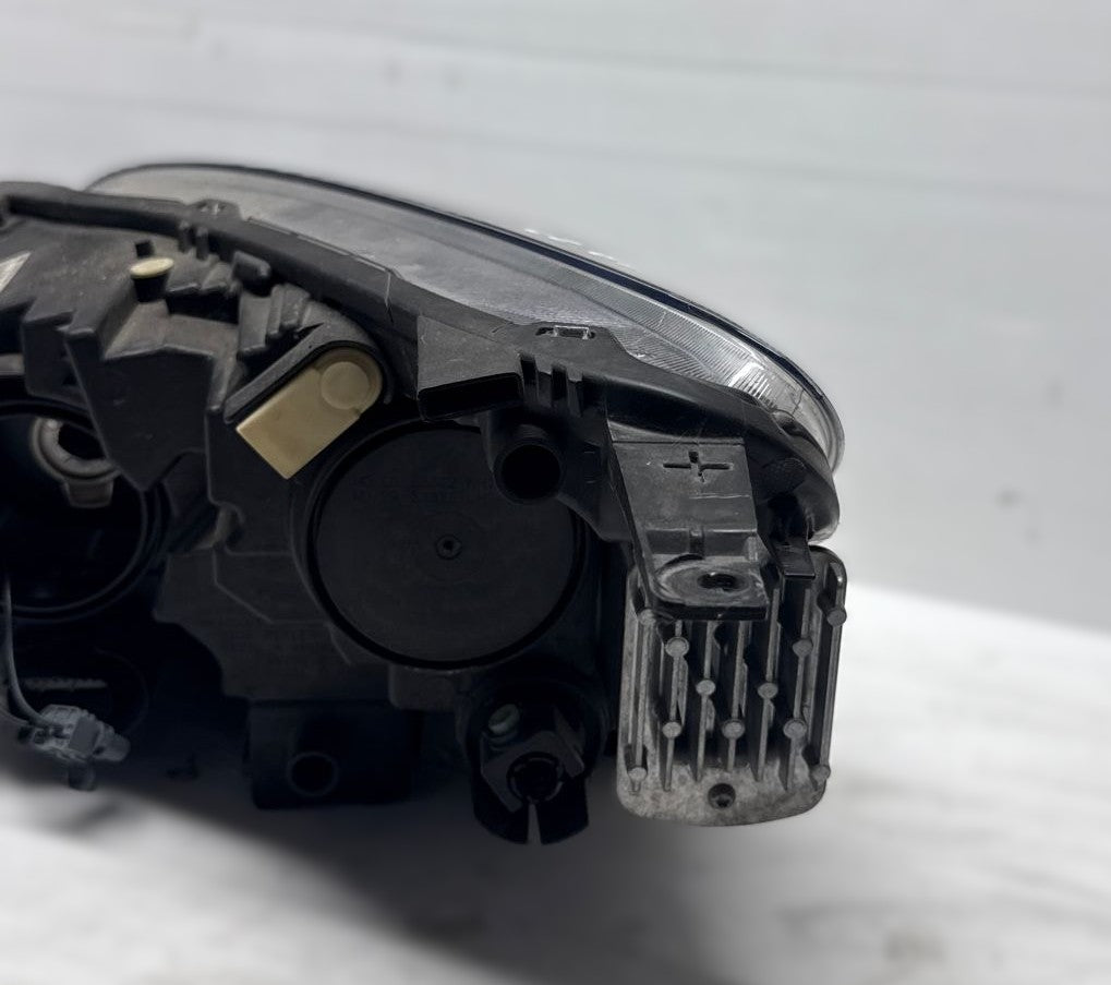 FARO ANTERIORE DESTRO FORD KUGA 2023 LV4B-13E014-CD CON UN GANCIO ROTTO