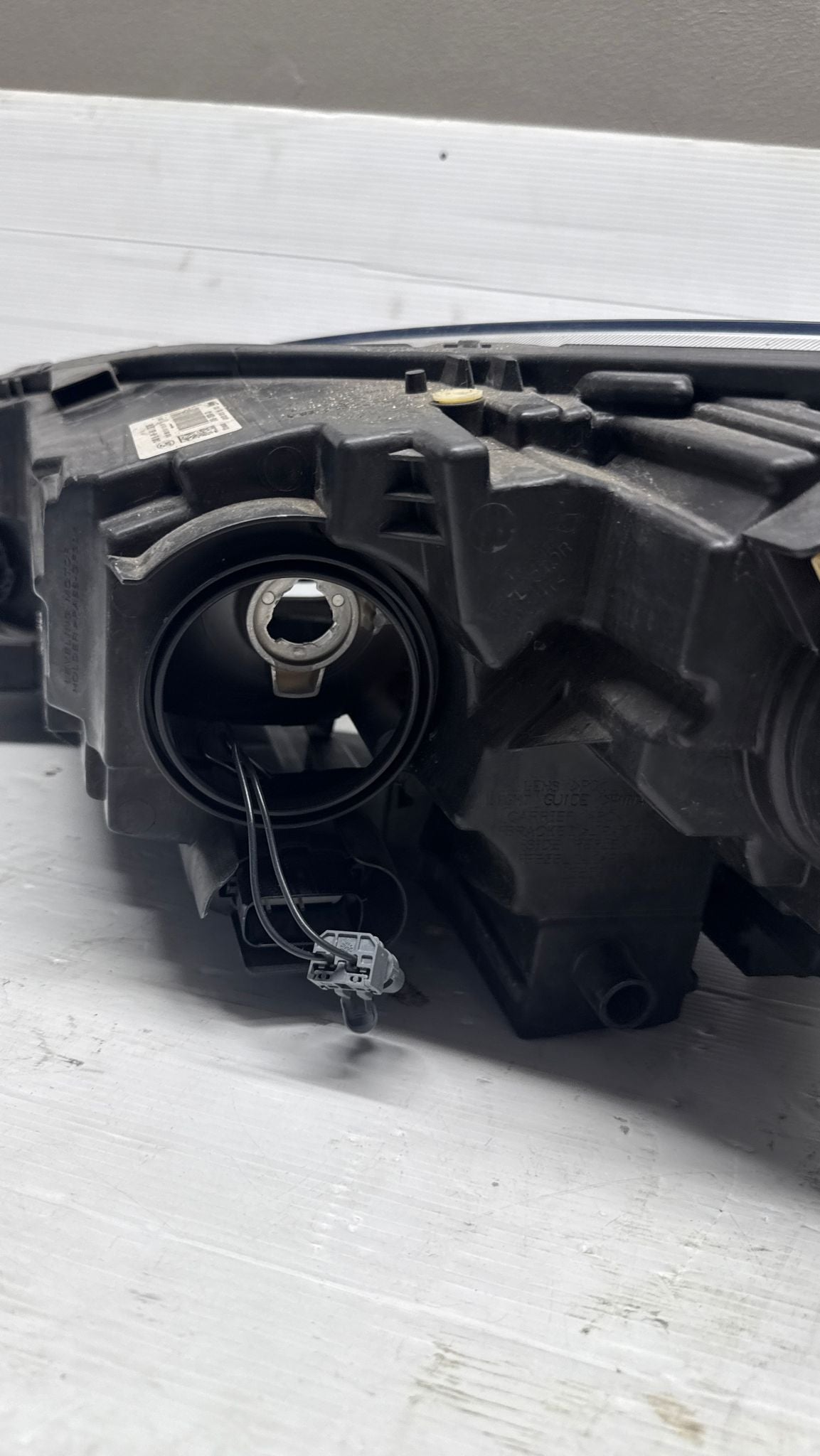 FARO ANTERIORE DESTRO FORD KUGA 2023 LV4B-13E014-CD CON UN GANCIO ROTTO