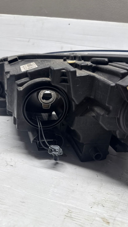 FARO ANTERIORE DESTRO FORD KUGA 2023 LV4B-13E014-CD CON UN GANCIO ROTTO