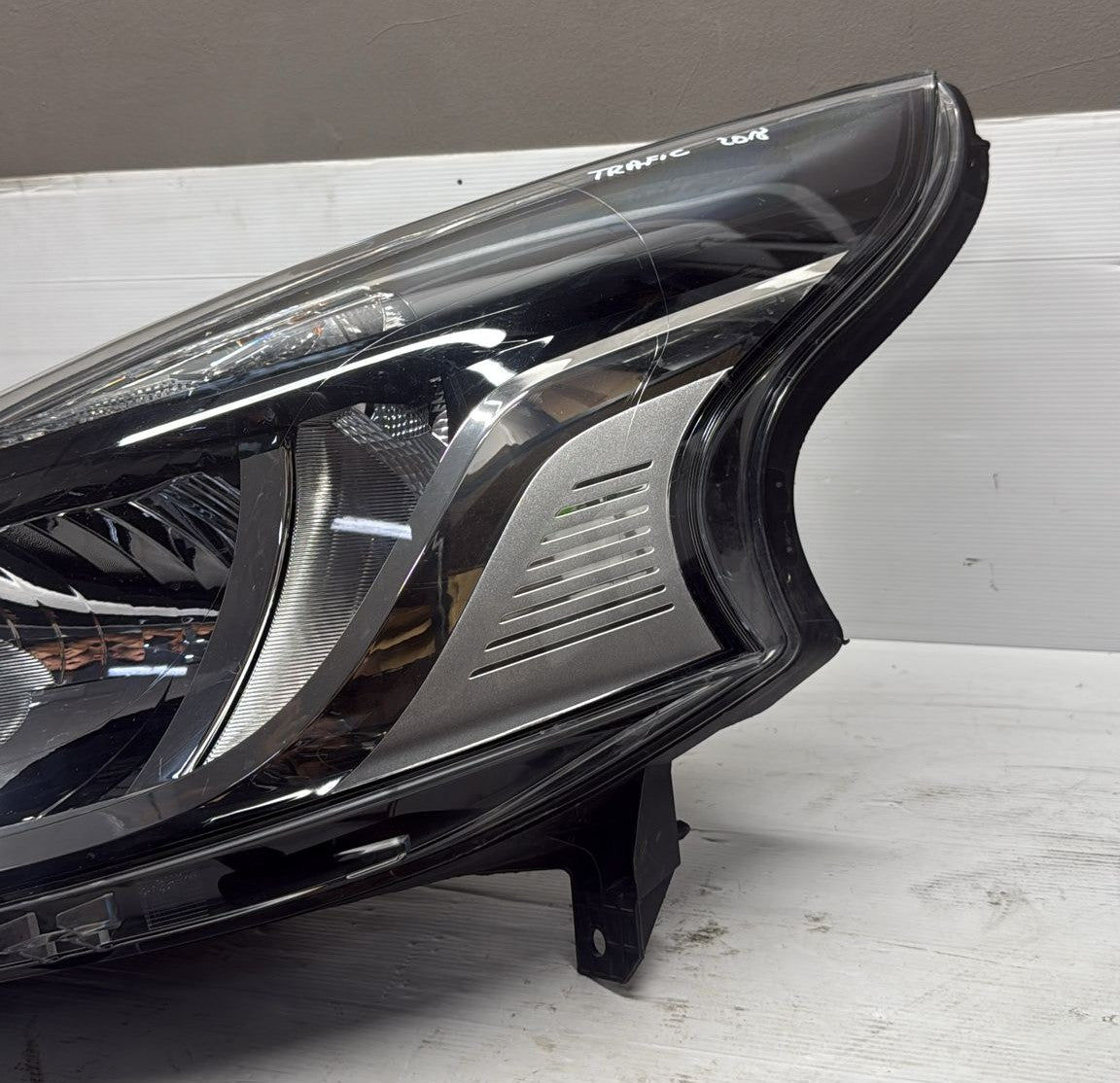 FARO ANTERIORE SINISTRO RENAULT TRAFIC 2014