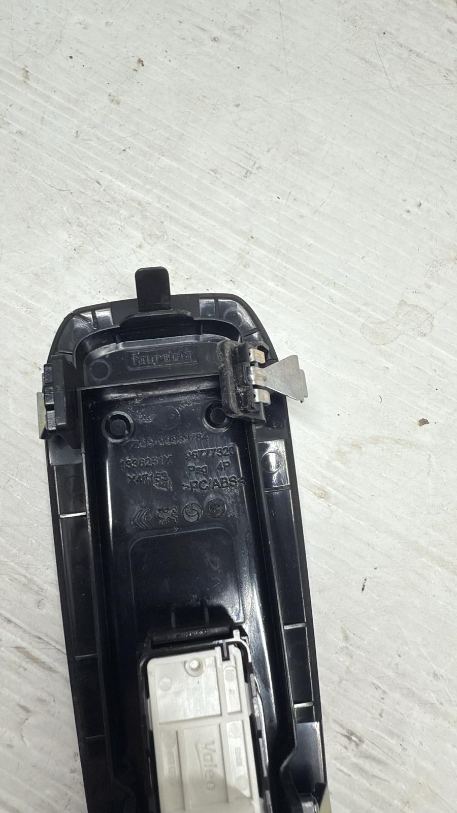 INTERRUTTORE POSTERIORE SINISTRO PEUGEOT 308\CITROEN C4 2015 96762292ZD