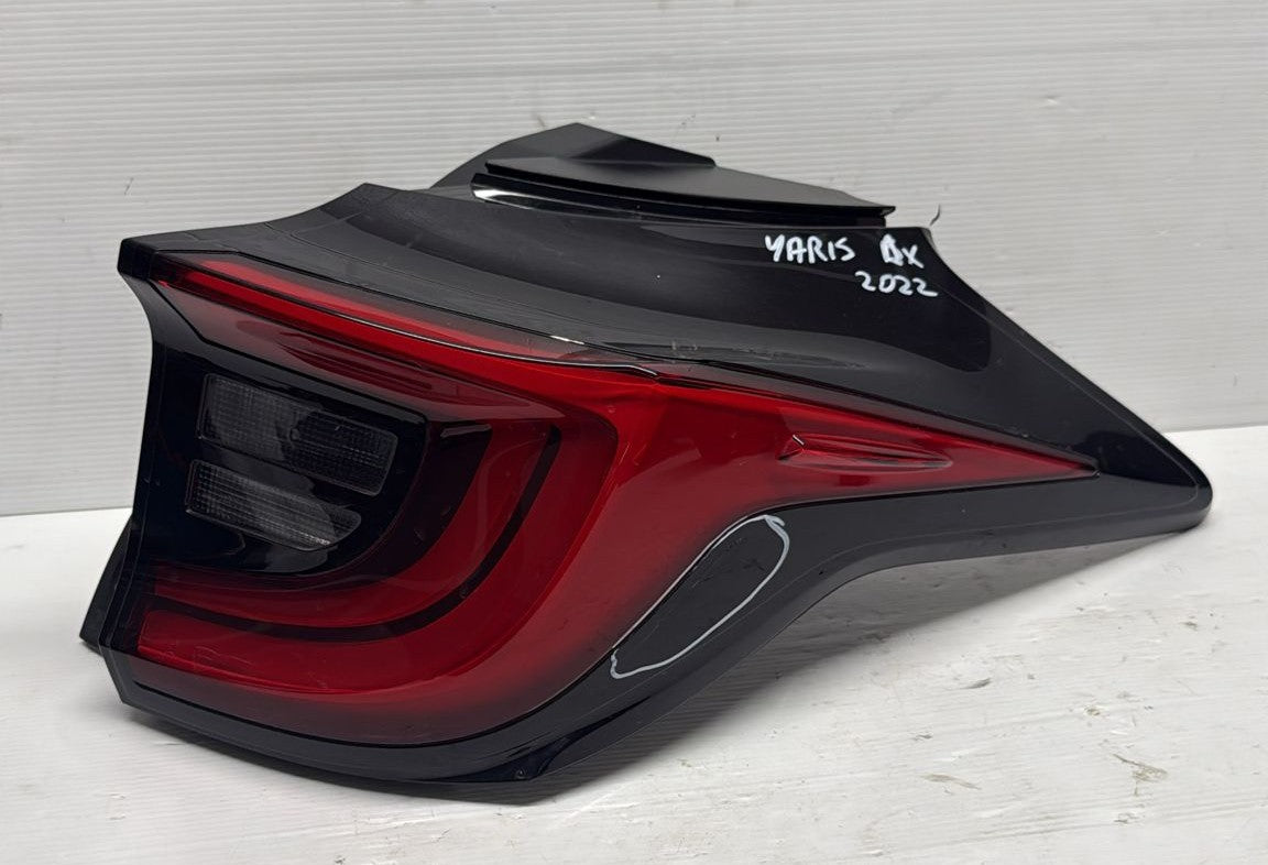 STOP FANALE LED POSTERIORE DESTRO TOYOTA YARIS 2022 (HA UNA CREPA)