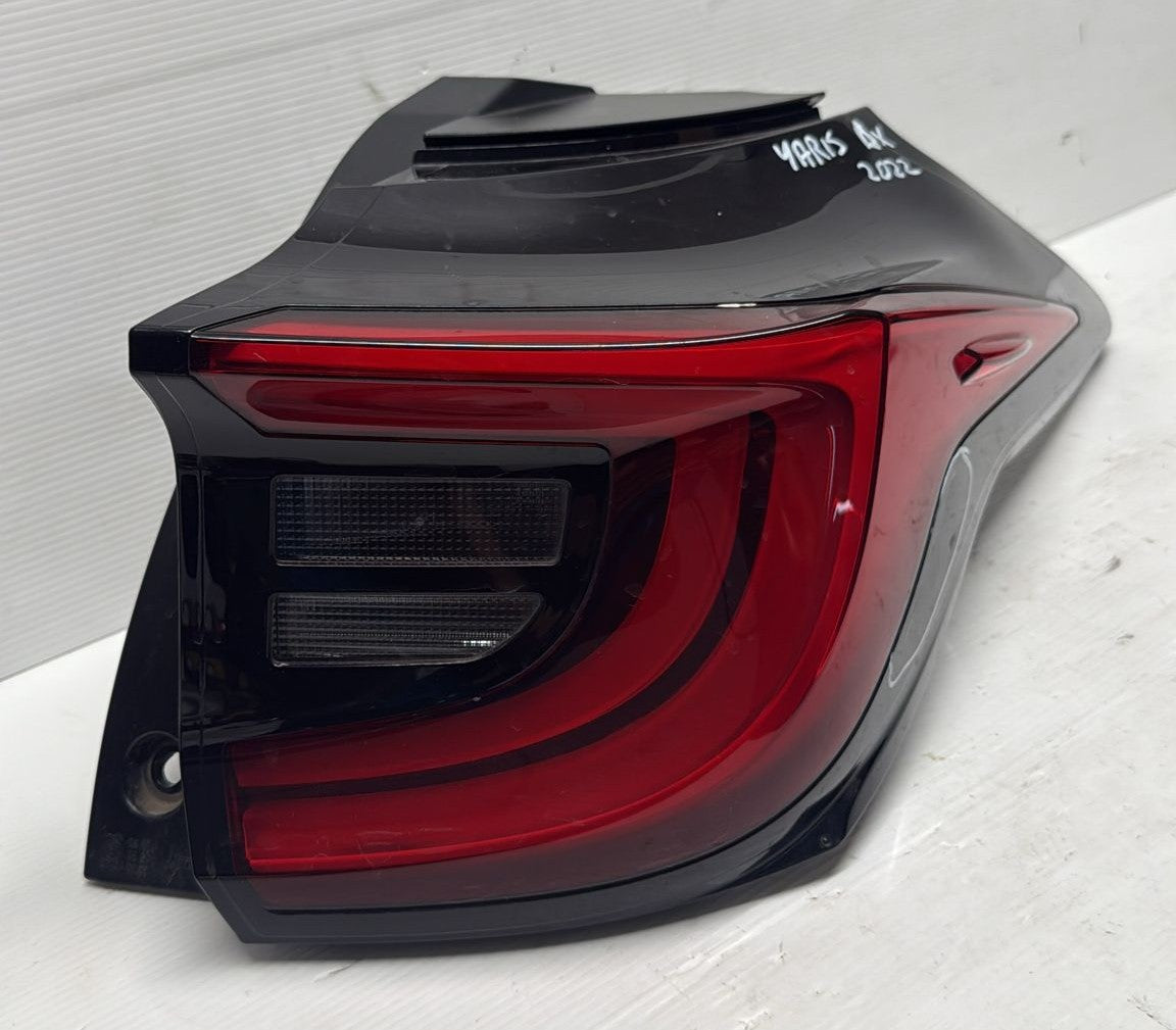 STOP FANALE LED POSTERIORE DESTRO TOYOTA YARIS 2022 (HA UNA CREPA)