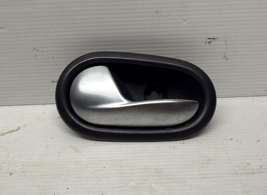 MANIGLIA INTERNA DELLA PORTA ANTERIORE SINISTRA DACIA SANDERO 2017