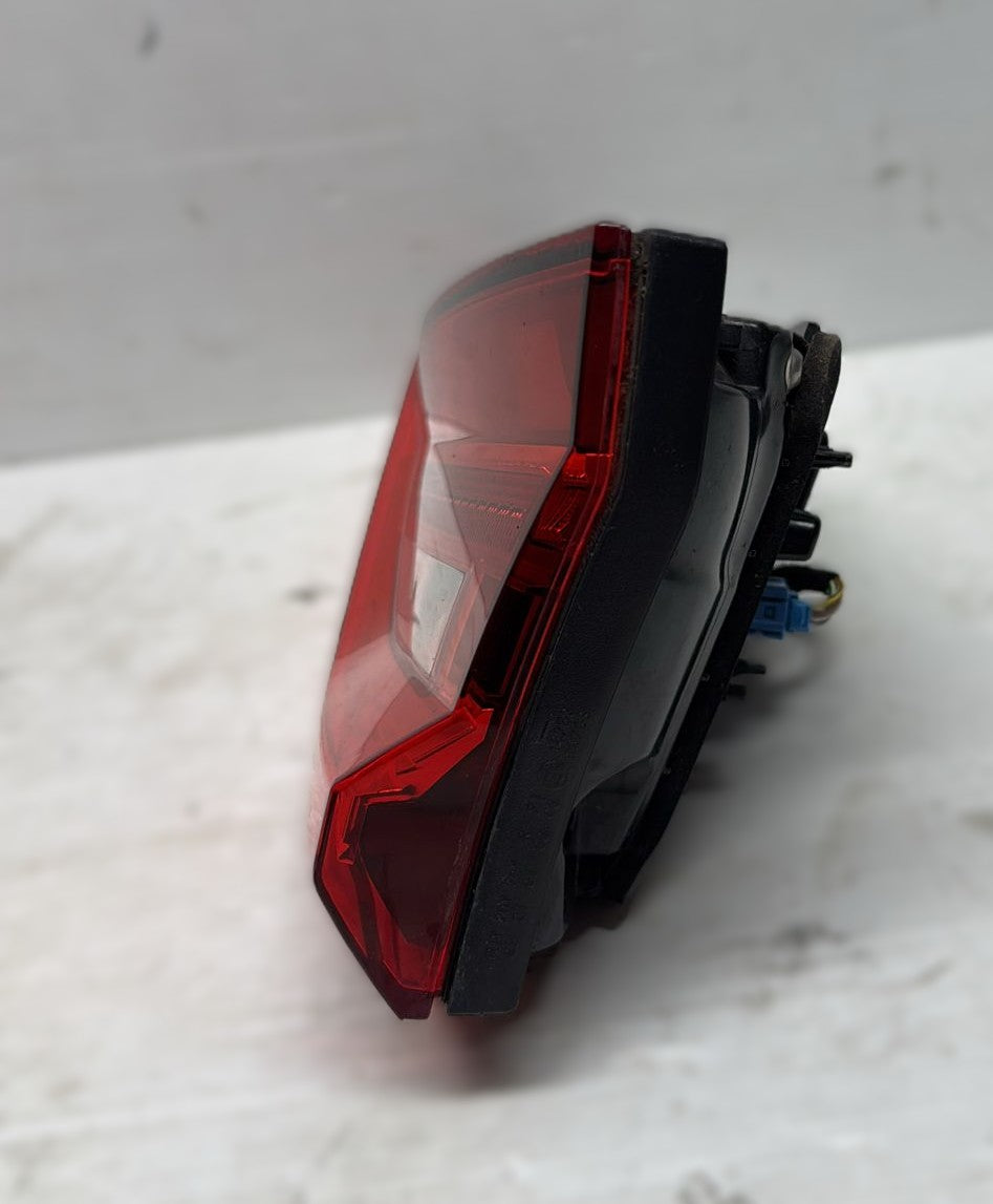 STOP FANALE FANALINO POSTERIORE PORTELLONE INTERNO DESTRO AUDI A1 2019>