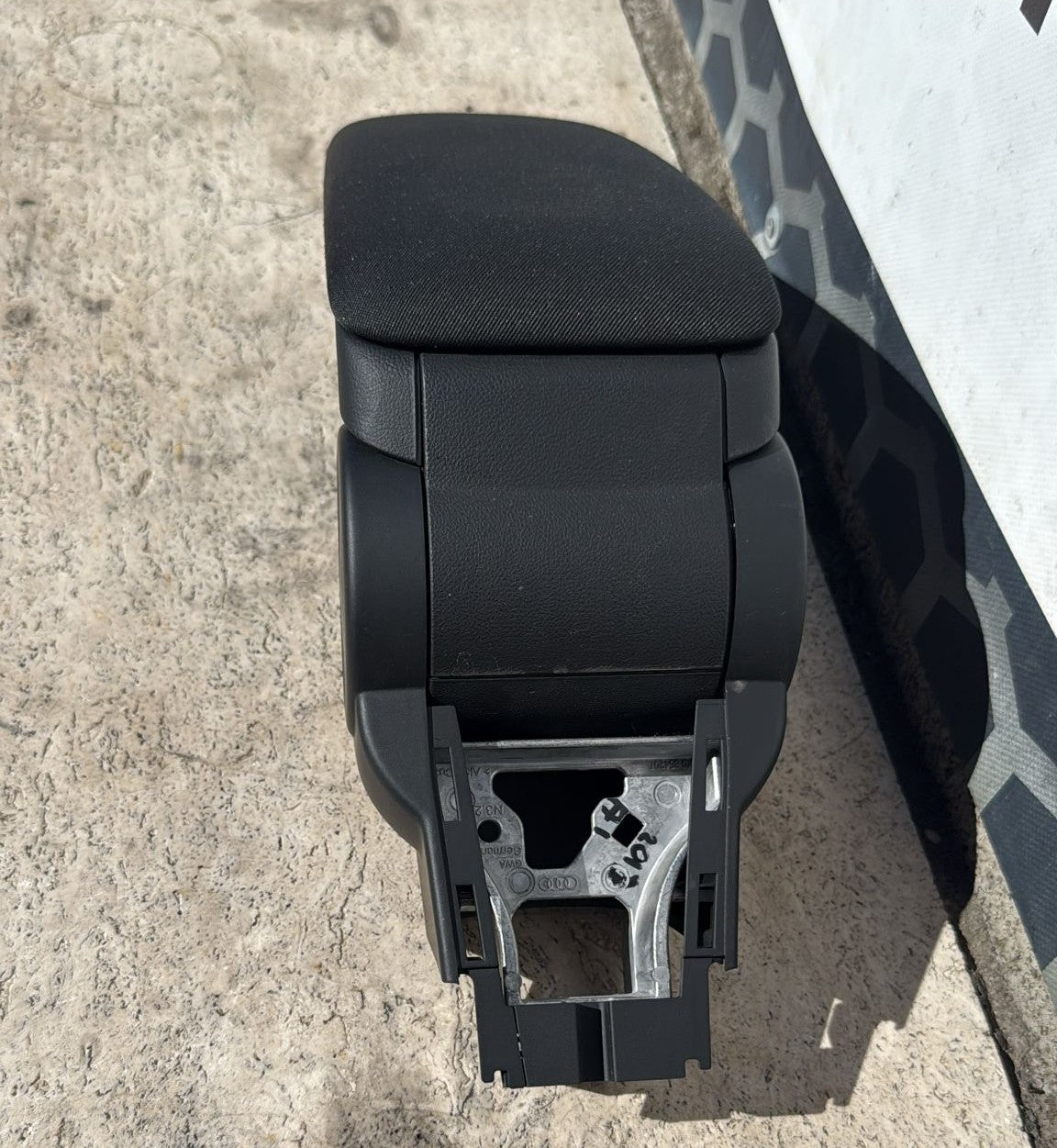 PORTAOGGETTI CENTRALE\BRACCIOLO\POGGIA BRACCIO AUDI A1 (2010>) 8X0864207