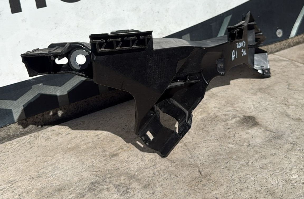 SUPPORTO FARO ANTERIORE SINISTRO AUDI A1 (2015-2018) COD:8XA805607