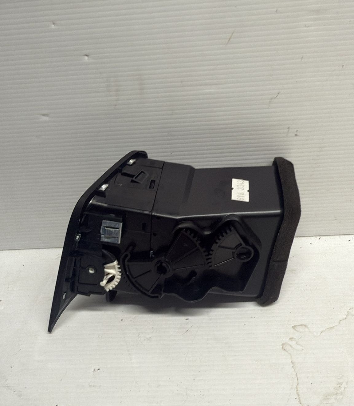 BOCCHETTA ARIA CRUSCOTTO DESTRA ALFA ROMEO GIULIETTA 2012 COD: 156088352