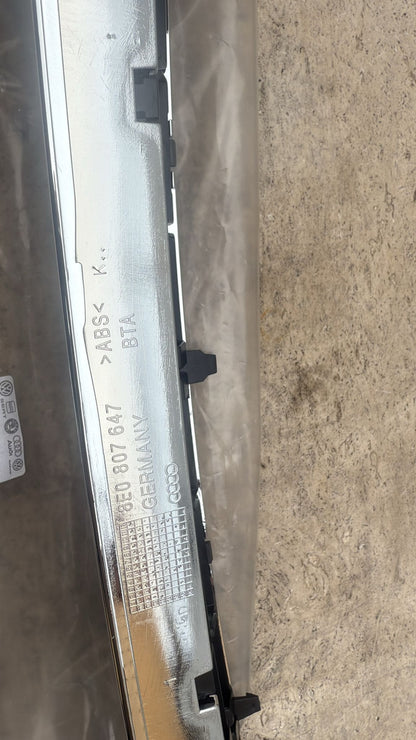 GRIGLIA PARAURTI ANTERIORE ORIGINALE AUDI A4 2000 -2004 COD: 8E0807647 NUOVA